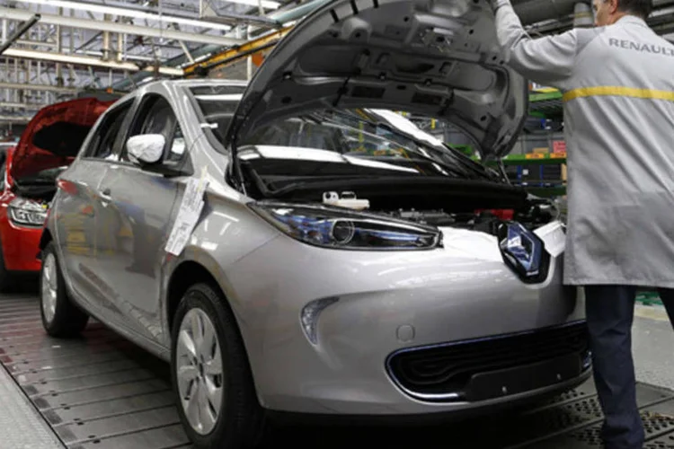 
	Funcion&aacute;rio trabalhando na produ&ccedil;&atilde;o do Renault Zoe na f&aacute;brica da montadora na Fran&ccedil;a
 (Benoit Tessier/Reuters)