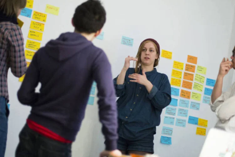 Jovens da Suécia, Itália e Grã-Bretanha participam de reunião da start-up HowDo em seu escritório Wostel, em Berlim (Thomas Peter/Reuters)