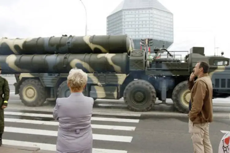 Sistema móvel de lançamento de mísseis S-300 mobile é visto durante ensaio para a parada do dia da independência, em Minsk, na Bielorrússia (Vasily Fedosenko/Reuters)