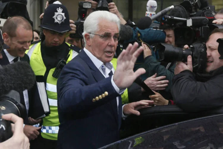 O agente de celebridades britânico Max Clifford deixa tribunal na corte de magistrados de Westminster, em Londres (Stefan Wermuth/Reuters)