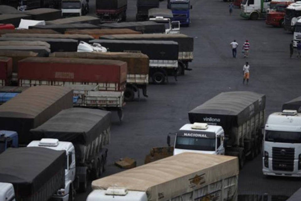 Caminhões parados esperam para descarregar carga de grãos em Ecopatio de Cubatão, em São Paulo (Nacho Doce/Reuters/Reuters)
