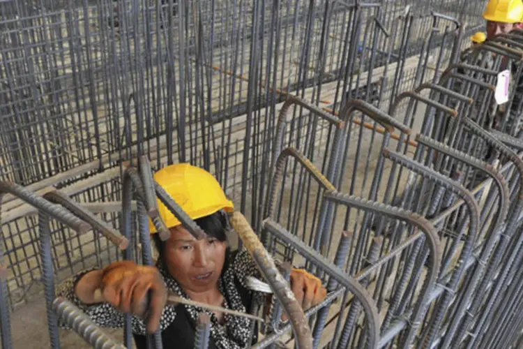 Trabalhadores amarram barras de ferro em uma construção em Dalian, na província de Liaoning, na China (China Daily/Reuters)