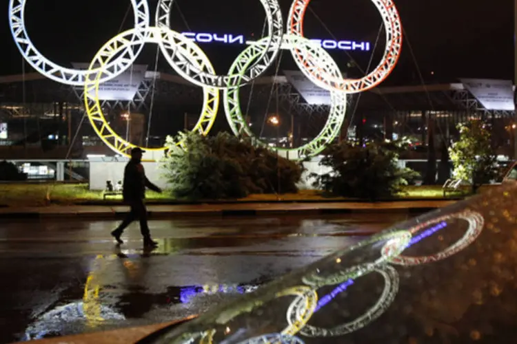 
	An&eacute;is ol&iacute;mpicos vistos em frente ao aeroporto de Sochi, cidade sede das Olimp&iacute;adas de Inverno de 2014, onde a espionagem vai ser pesada
 (Alexander Demianchuk/Reuters)