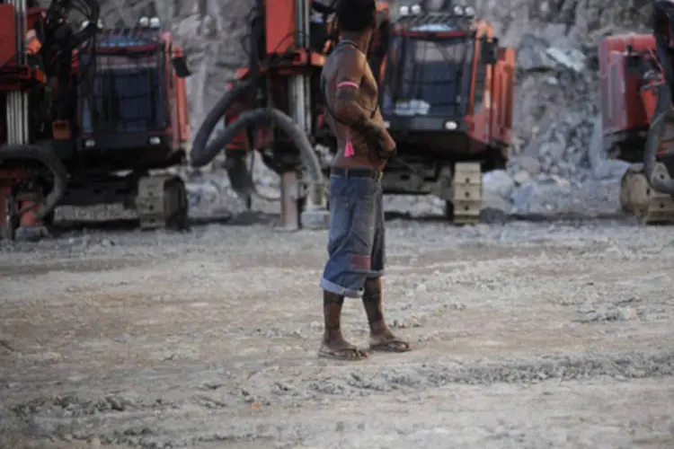 Índio ocupa o principal canteiro de obras da usina hidrelétrica de Belo Monte em Vitória do Xingu, perto de Altamira, no Pará (Lunae Parracho/Reuters)