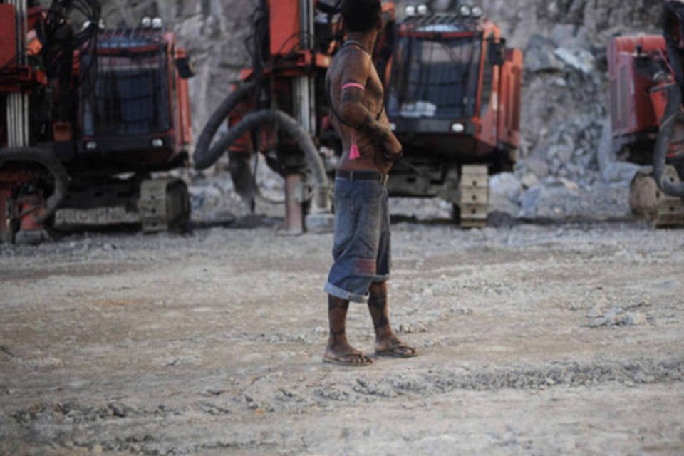 Obra em Belo Monte é retomada, índios mantém ocupação