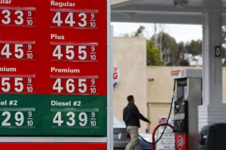 Posto de gasolina de Encinitas, na Califórnia: leitura de maio ainda ficou abaixo da máxima deste ano de 56,0, atingida em fevereiro (Mike Blake/Reuters)