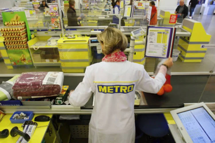 
	Funcion&aacute;ria passa produtos em caixa de supermercado em Sankt Augustin: BC acrescentou &nbsp;que uma melhoria no mercado de trabalho tamb&eacute;m parecia ocorrer mais &agrave; frente
 (Wolfgang Rattay/Reuters)