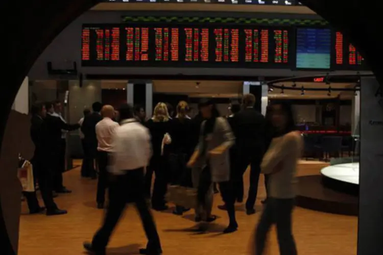 
	Visitantes observam pre&ccedil;os de a&ccedil;&otilde;es em monitores da BM&amp;FBovespa, em S&atilde;o Paulo: &agrave;s 10h42, o Ibovespa subia 0,28%, aos 45.242,17 pontos
 (Paulo Whitaker/Reuters)