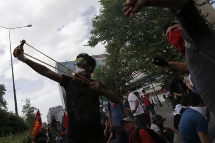 
	Manifestante com estilingue entra em confronto com a pol&iacute;cia: o vice reconheceu que&nbsp;&quot;a viol&ecirc;ncia exagerada da pol&iacute;cia no come&ccedil;o dos incidentes no parque provocaram uma rea&ccedil;&atilde;o&quot;
 (Umit Bektas/Reuters)