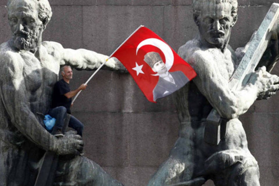 Turquia vive 11º dia de protestos, mas premier não cede