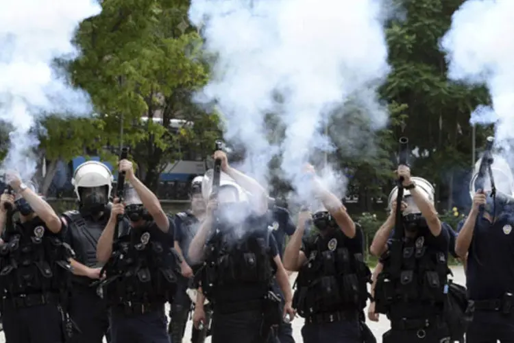 
	Tropa de choque da pol&iacute;cia atiram g&aacute;s lacrimog&ecirc;nio:&nbsp;no final de 2011, ativistas j&aacute; haviam relatado que g&aacute;s lacrimog&ecirc;nio brasileiro estava sendo usado contra manifestantes no Bahrein.
 (Reuters)
