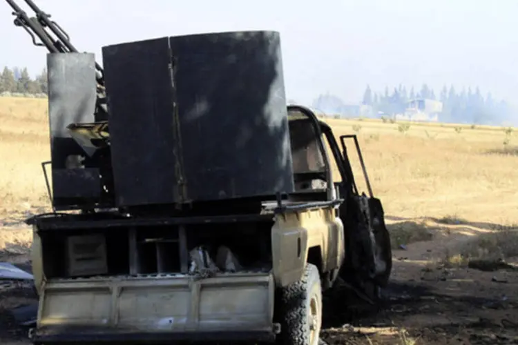 Veículo militar danificado usado pelo Exército Livre da Síria após conflito com tropas de Bashar al-assad e os líbanos do Hezbollah próximo ao Qusair, Síria (Rami Bleible/Reuters)