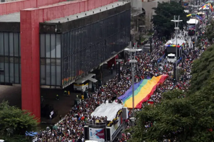 
	Multid&atilde;o lota a avenida Paulista, em S&atilde;o Paulo, durante a edi&ccedil;&atilde;o da Parada Gay
 (Paulo Whitaker/Reuters/Reuters)