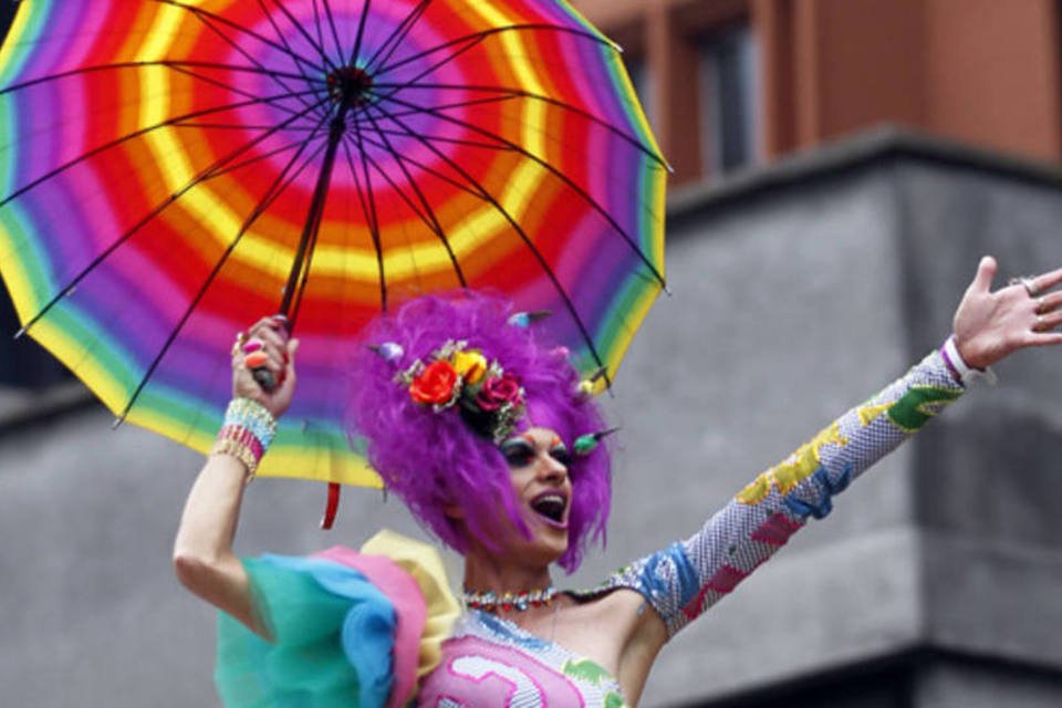 Sob chuva, multidão celebra diversidade na Parada Gay de SP