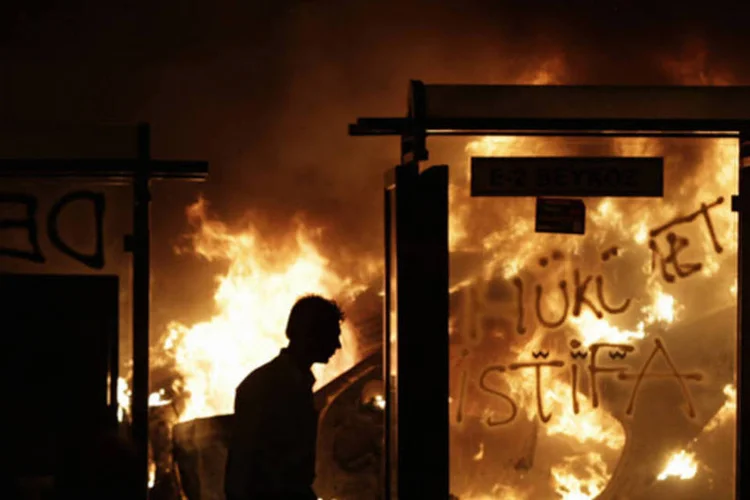 
	Protestos em Istambul:&nbsp;Por tr&aacute;s desses grandes projetos, como os mais discretos de reabilita&ccedil;&atilde;o urbana, muitos denunciam o dom&iacute;nio de determinados grupos econ&ocirc;micos ligados ao AKP sobre a cidade.
 (Stoyan Nenov/Reuters)