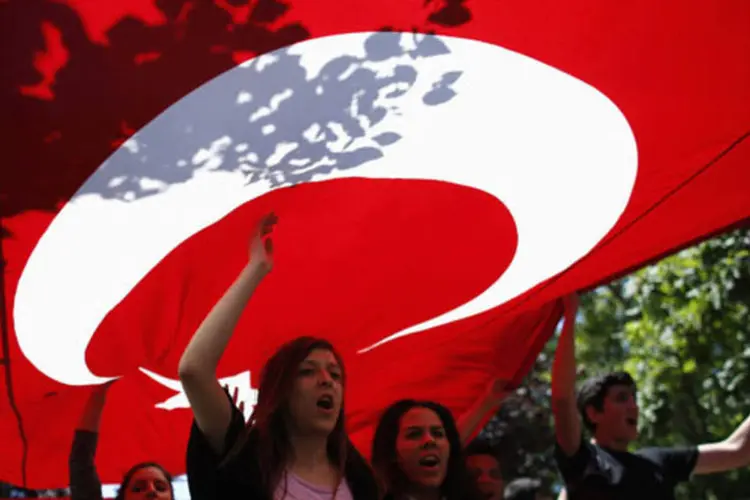 Os protestos em Istambul continuaram de maneira mais pacífica na manhã desta segunda-feira, como mostra a imagem (Stoyan Nenov / Reuters)