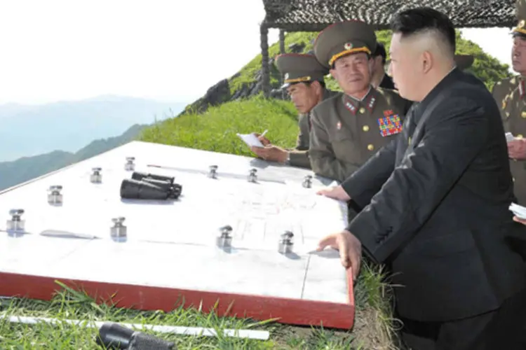 Líder norte-coreano, Kim Jong-Un, inspeciona unidade do Exército do Povo Coreano no monte O-sung (KCNA/Reuters)