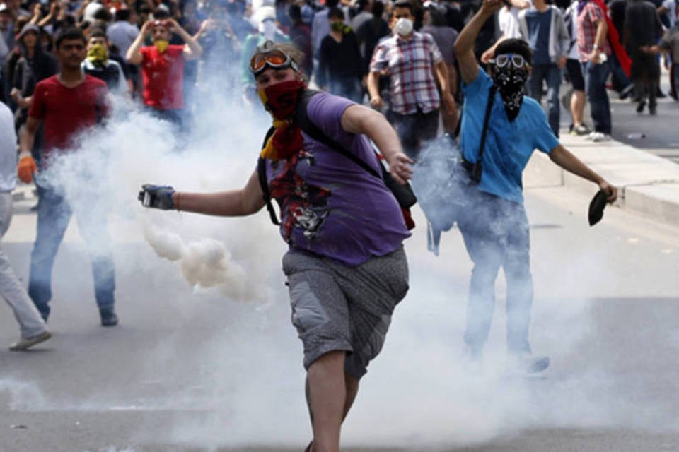 Vice-premiê turco tenta acalmar manifestantes antigoverno