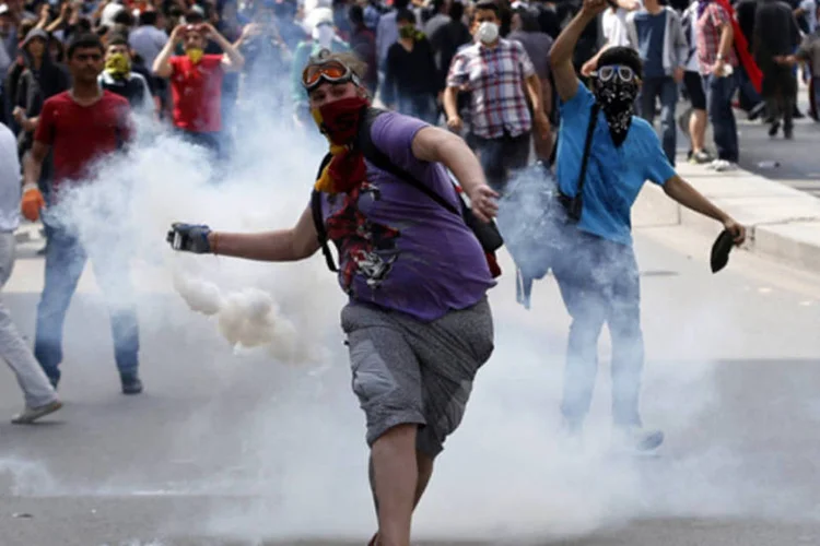 Manifestantes enfrentam a polícia antichoque durante protesto em Ancara, na Turquia (Umit Bektas/Reuters)