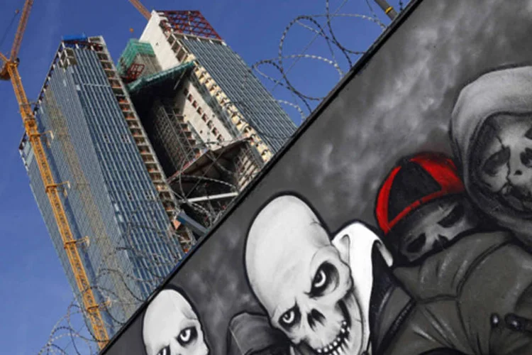 Grafite em frente a área de construção da nova sede do Banco Central Europeu (BCE) em Frankfurt, na Alemanha (Kai Pfaffenbach/Reuters)