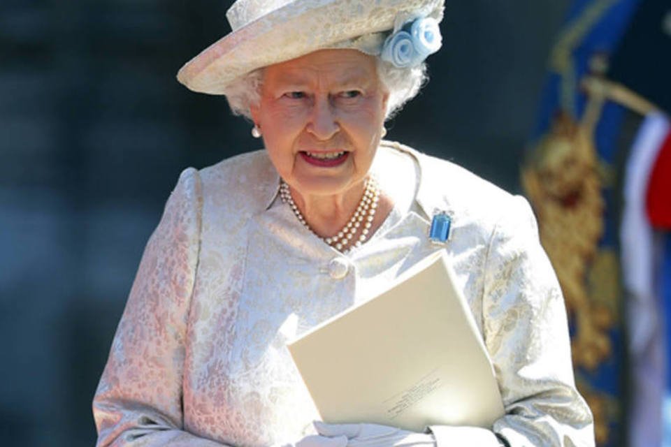 Salvas de canhão lembram os 62 anos de Elizabeth II no trono