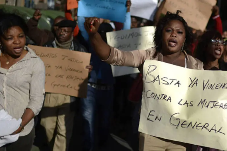 Manifestantes gritam durante uma passeata após violento assalto de uma mulher nigeriana em Bilbao, na Espanha  (Vincent West/Reuters)