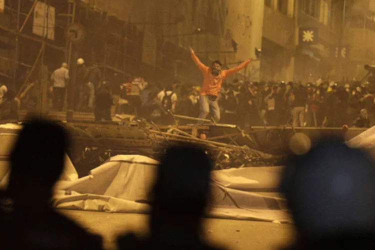 Manifestante gesticula após policiais da tropa de chope terem atirado gás lacrimogênio em uma barricada na cidade de Istambul, Turquia (Stoyan Nenov/Reuters)