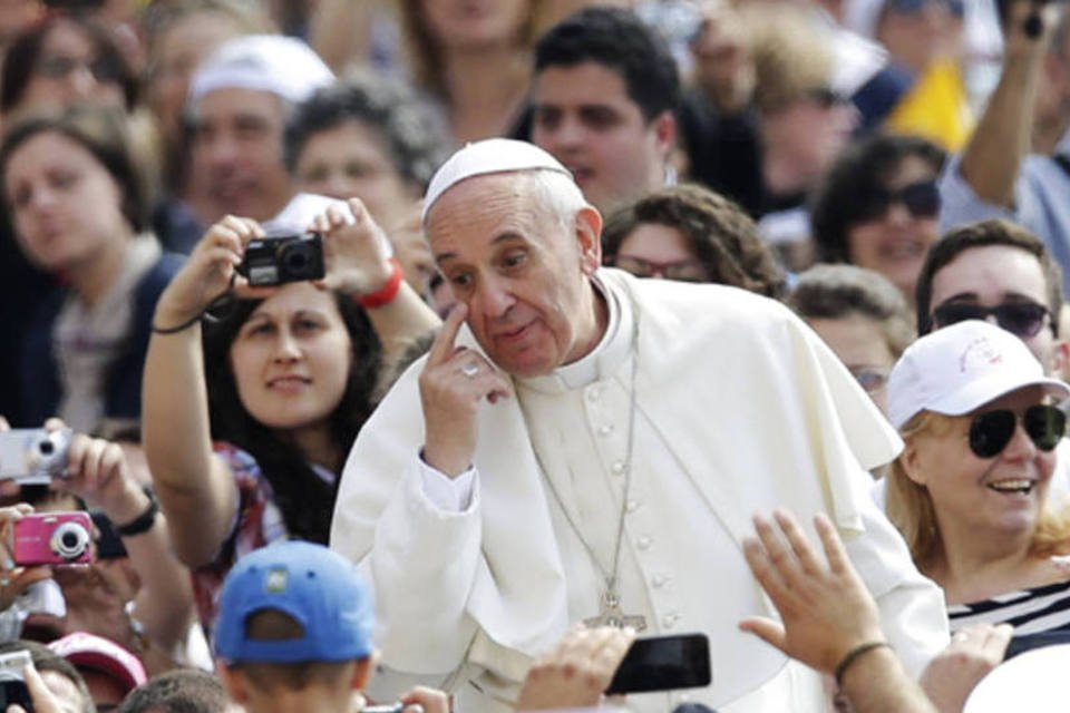 Desperdiçar comida é como roubar dos pobres, diz papa