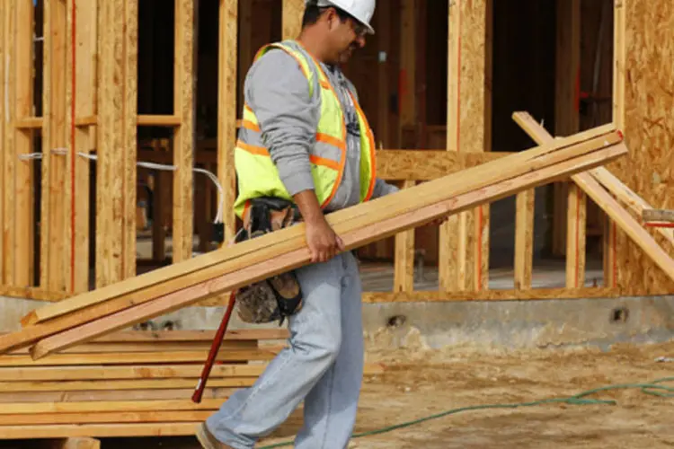 Funcionário de construção em San Diego: média móvel de quatro semanas de novos pedidos, cresceu em 4,5 mil pedidos, para 352.500 (Mike Blake/Reuters)