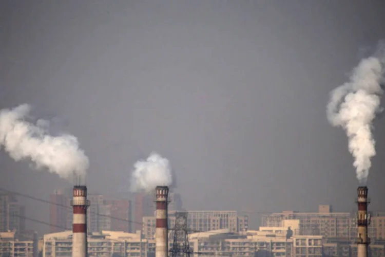
	Fuma&ccedil;a: estudo observa uma diferen&ccedil;a entre a alta das emiss&otilde;es de CO2 e a do crescimento mundial, que era de 3,5% no ano passado
 (Petar Kujundzic/Reuters)