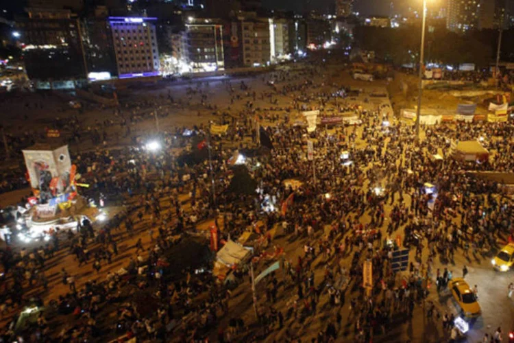 Pessoas em uma manifestação na praça Taksim, no centro de Istambul: três pessoas foram mortas e mais de 4.000 ficaram feridas em 6 dias de protestos (Protestos)
