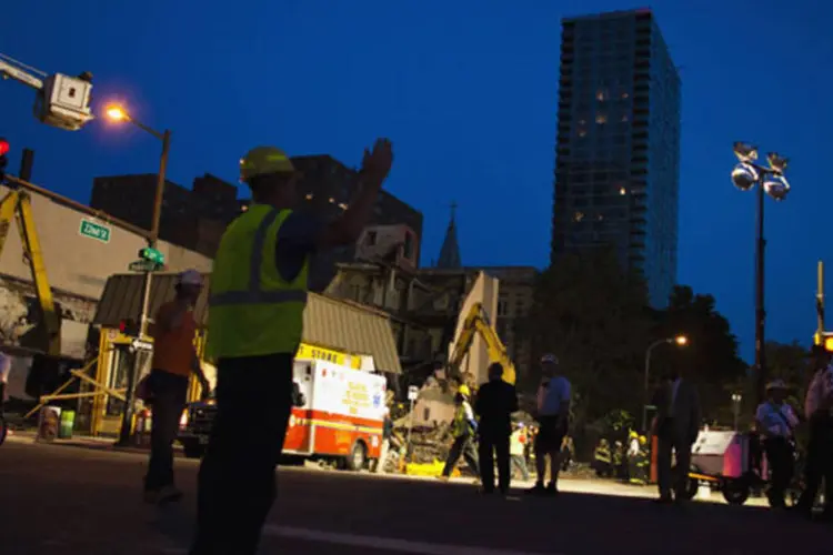 Equipes de resgate na Filadélfia buscam por vítimas de desabamento de prédio, em junho de 2013 (Eduardo Munoz / Reuters)