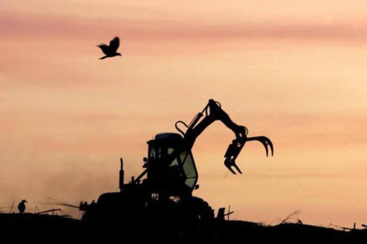 Trator é visto na fazenda Santa Elisa de cana-de-açúcar em Sertãozinho, no nordeste de São Paulo (Paulo Whitaker/Reuters)