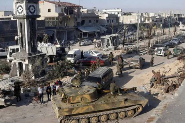 Soldados leais ao regime sírio com seus tanques militares nas ruas de Qusair, após retomar o controle da cidade na fronteira com Israel (Mohamed Azakir/Reuters)