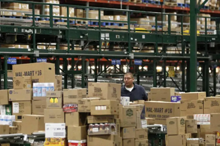 Funcionário do Walmart trabalha em um centro de distribuição da companhia em Bentonville, Arkansas (Rick Wilking/Reuters)