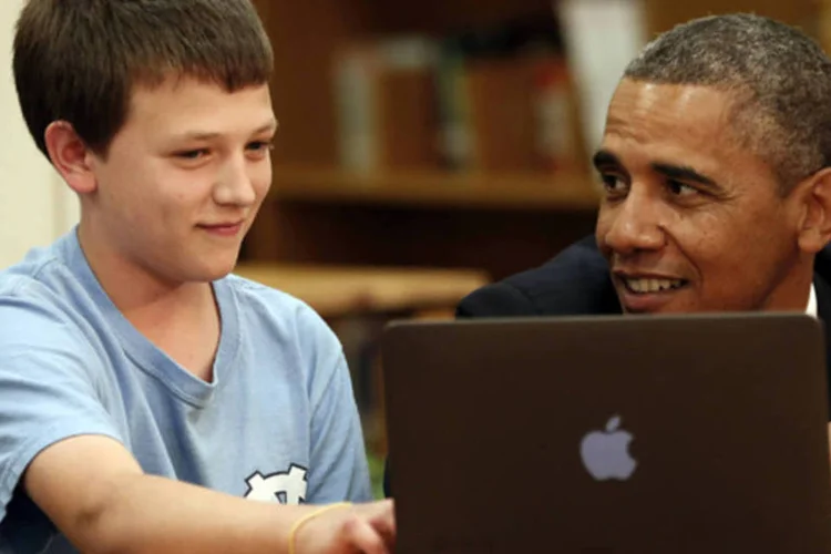 Aluno mostra programas digitais de aprendizado para o presidente Barack Obama durante sua visita na escola de Mooresville, na Carolina do Norte (Kevin Lamarque/Reuters)