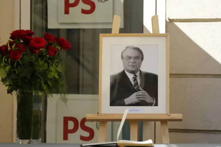 Fotografia do ex-premiê da França Pierre Mauroy e flores são deixadas em homenagem ao político na sede do partido socialista, em Paris (Benoit Tessier/Reuters)