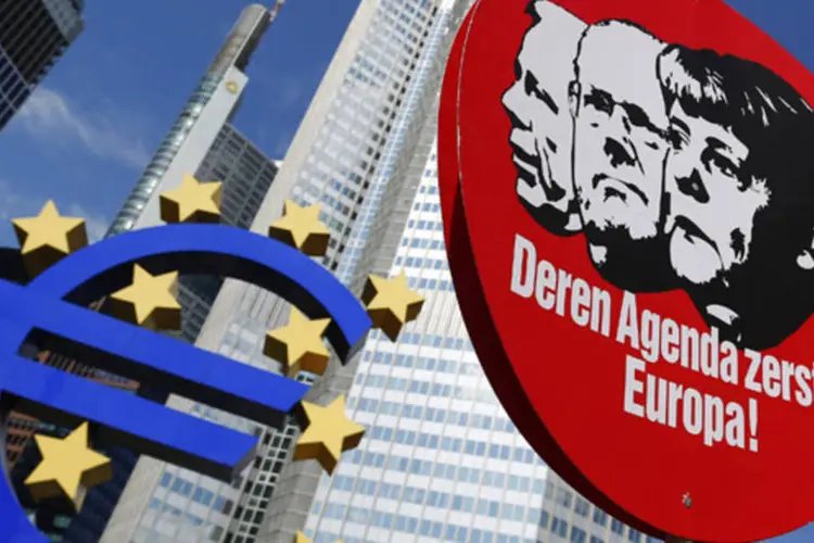 Placa com os dizeres "Sua Agenda Destrói a Europa" em uma manifestação contra líderes da Zona do Euro na sede do BCE, em Frankfurt (Kai Pfaffenbach/Reuters)