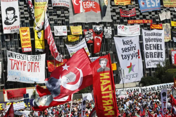 
	Manifestantes s&atilde;o vistos durante um protesto na pra&ccedil;a Taksim em Istanbul, na Turquia:&nbsp;O projeto provocou o in&iacute;cio de um movimento de contesta&ccedil;&atilde;o contra o governo que se espalhou por todo o pa&iacute;s e j&aacute; dura duas semanas.
 (Murad Sezer/Reuters)