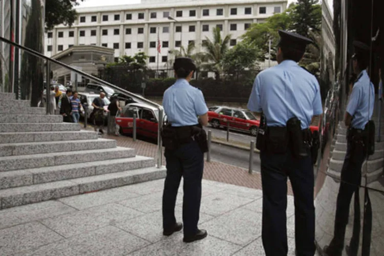 Policiais em frente ao consulado dos Estados Unidos em Hong Kong: países possuem um  tratado de extradição em vigor desde 1998 (Bobby Yip/Reuters)
