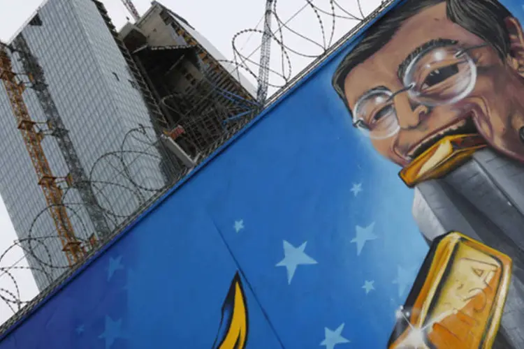 Graffiti representando o presidente do Banco Central Europeu (BCE), Mario Draghi, na cerca perto da construção da nova sede do banco, em Frankfurt, Alemanha (Kai Pfaffenbach/Reuters)