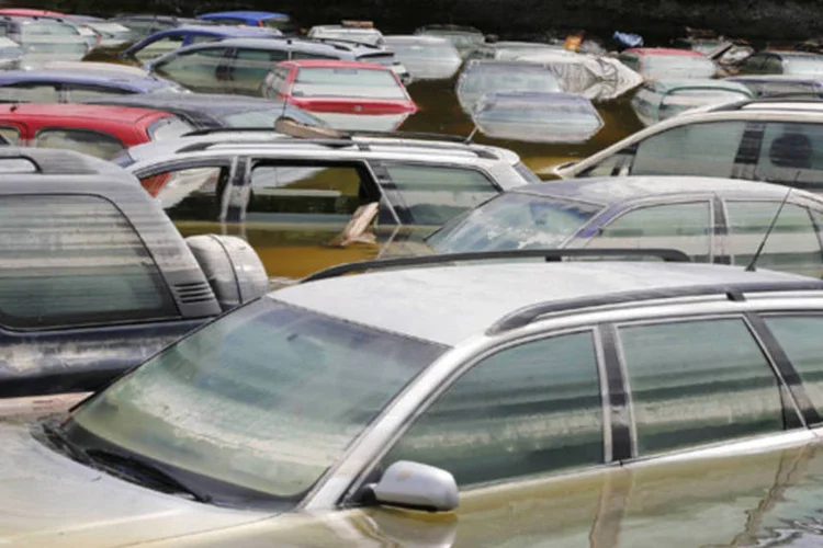 Carros em baixo d'água após enchente do rio Danúbio em uma concessionária de carros em Fischerdorf, subúrbio da cidade oriental bávara de Deggendorf, na Alemanha (Wolfgang Rattay/Reuters)