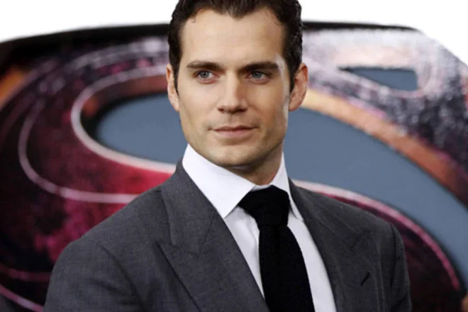 Ator Henry Cavill, que interpreta o super-homem no filme "O Homem de Aço", chega para a pré-estreia do filme em Nova York (Lucas Jackson/Reuters)