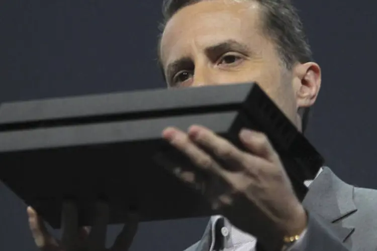 Andrew House, CEO da Sony, apresenta o Playstation 4 durante conferência na feira de games E3, em Los Angeles (David McNew/Getty Images)
