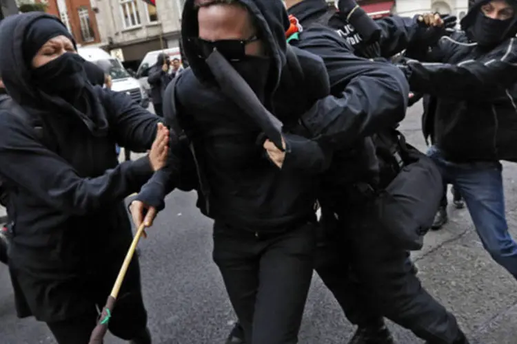 Manifestantes, que protestavam contra a próxima cúpula do G8, entram em confronto contra policias no centro de Londres (Luke MacGregor/Reuters)