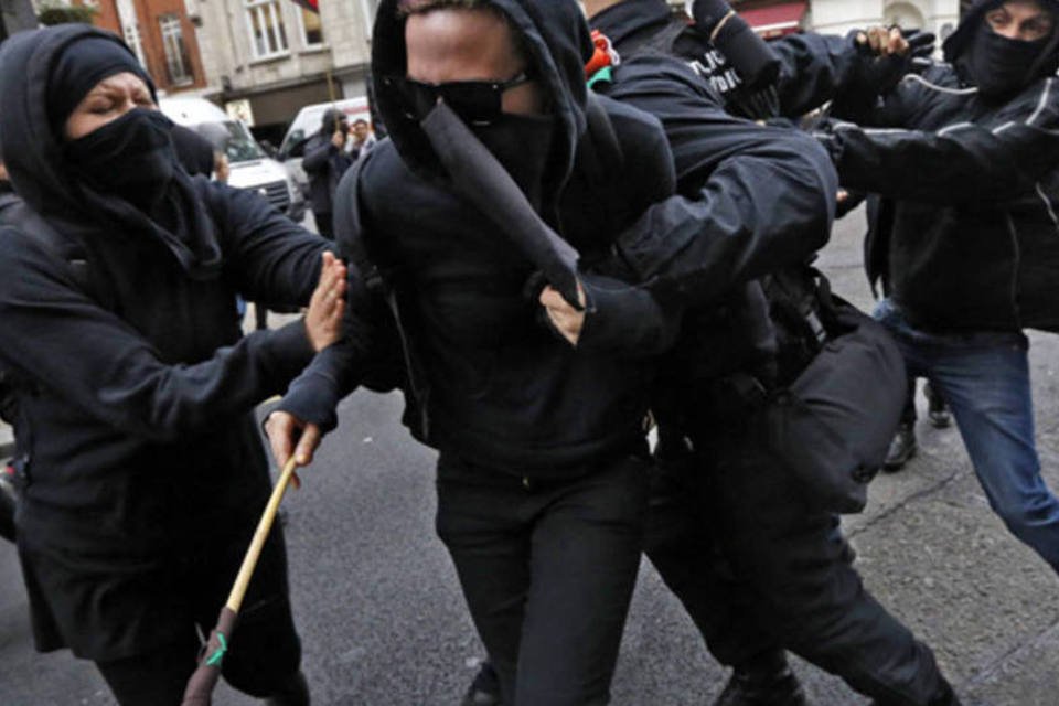 Polícia avança sobre manifestantes contrários ao G8