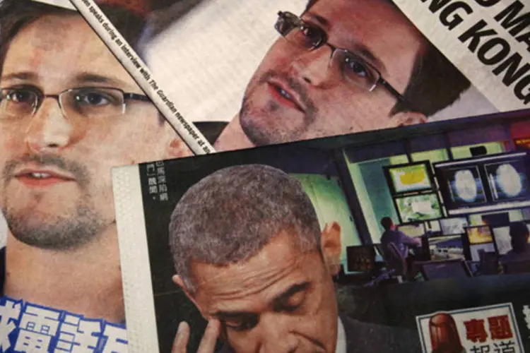 
	Fotos de Edward Snowden, ex-funcion&aacute;rio da Ag&ecirc;ncia Nacional de Seguran&ccedil;a, e do presidente dos EUA, Barack Obama, nas manchetes de jornais em ingl&ecirc;s e chin&ecirc;s, em Hong Kong
 (Bobby Yip/Reuters)