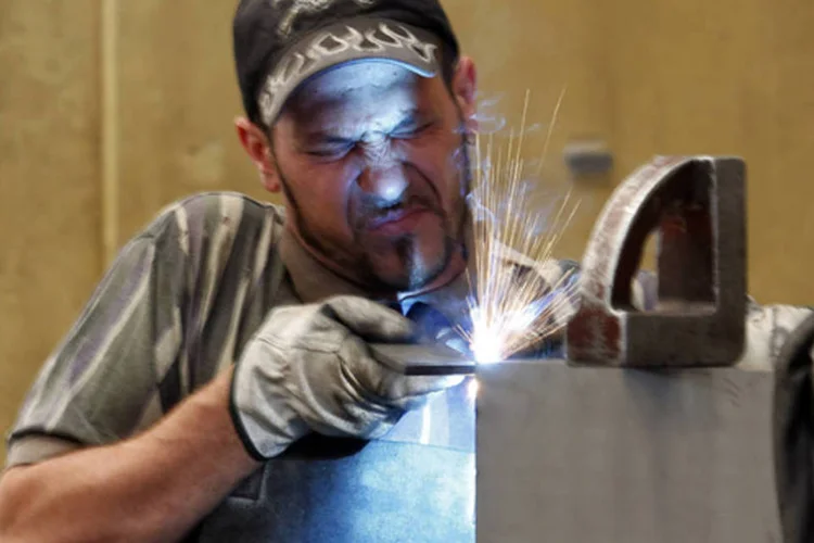 Trabalhador em uma fábrica na Itália: PMI preliminar do Markit da Zona do Euro subiu para 48,9 em junho ante 47,7 em maio (Stefano Rellandini/Reuters)