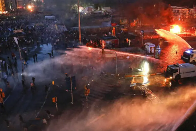 Canhões de água são usados contra manifestantes na Turquia (Yannis Behrakis / Reuters)