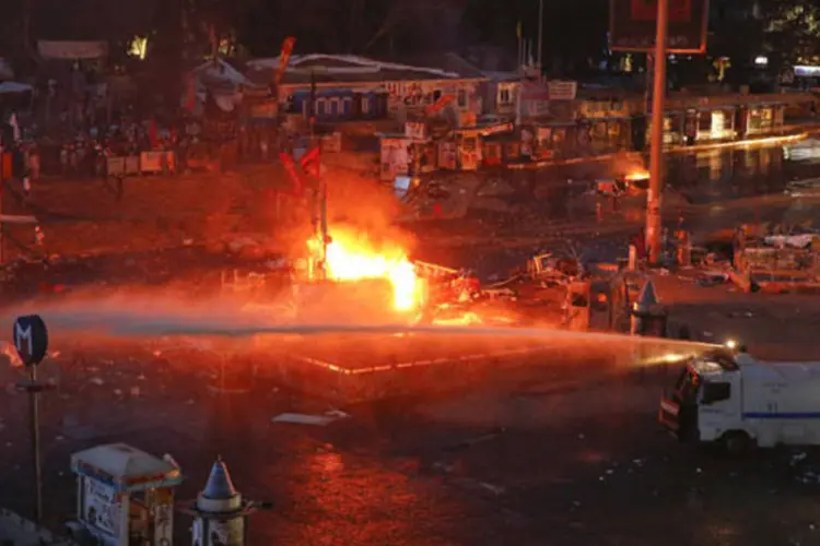 Canhões de água são usados contra manifestantes na Turquia, em 11 de junho de 2013 (Yannis Behrakis / Reuters)